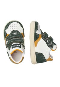 Sneakers per bambini verde, bianco e giallo, con una combinazione di texture lisce e scamosciate, dotate di due cinturini a velcro e dettagli forati sulla punta.