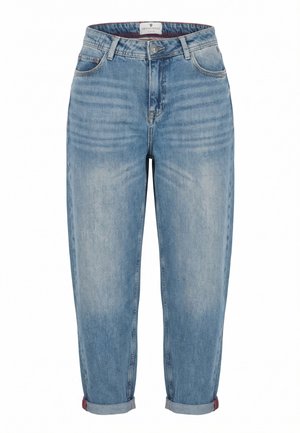 Jeans in denim azzurro chiaro con orlo risvoltato, bottone e zip frontali, e sottili dettagli sbiaditi su cosce e ginocchia.