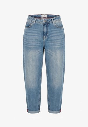 Jeans in denim azzurro chiaro con orlo risvoltato, bottone e zip frontali, e sottili dettagli sbiaditi su cosce e ginocchia.
