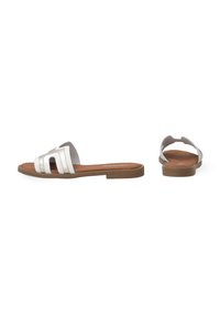 Weiße Rutsch-Sandalen mit brauner Sohle, ausgestattet mit zwei breiten Riemen und einem geschwungenen Rückendesign. Glatte Textur mit metallischen Akzenten.