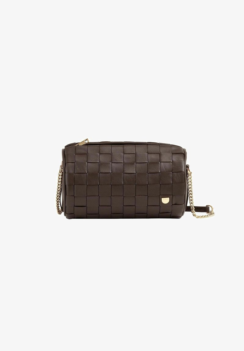 Borsa a tracolla in pelle intrecciata marrone scuro, di forma rettangolare, con hardware dorato e una tracolla a catena removibile.