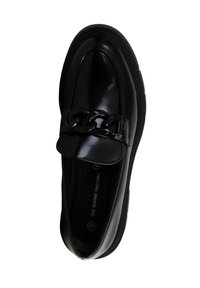 Sort læder loafersko med en glansfuld finish, der har en chunky kæde detalje over vristen og en struktureret sål. Enkel og strømlinet design.