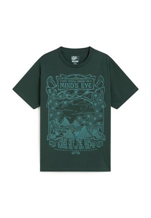 Mørkegrøn Vans t-shirt med blåt grafisk design af bjerge, blomster og tekst med "Safe travels through the mind's eye" og "Vans off the wall."