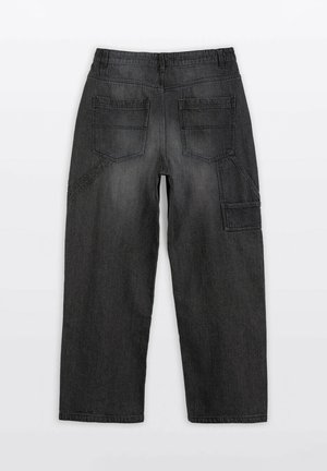 Czarne dżinsowe spodnie o luźnym kroju, z średnim stanem, dwiema tylnymi kieszeniami i bocznymi kieszeniami typu cargo. Powierzchnia ma gładką teksturę.