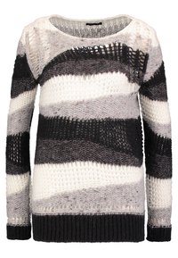 Pull en tricot présentant des rayures horizontales alternées en noir, gris et blanc, avec des textures variées et des motifs à maille ouverte.