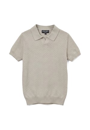 Polo en maille beige à manches courtes avec motif texturé, col et poignets côtelés, et une petite encolure en V.