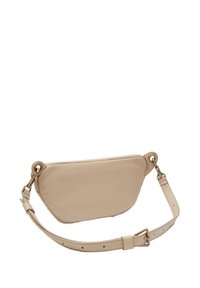Marsupio in pelle beige con una forma elegante e arrotondata, accentuato da dettagli in metallo dorato. Cinghia regolabile con chiusura a fibbia. Texture liscia.