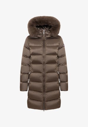 Brauner langer Steppmantel mit horizontaler Steppung, durchgehendem Frontreißverschluss, angenähter Kapuze mit dickem Kunstpelzbesatz und Logopatch am linken Ärmel.