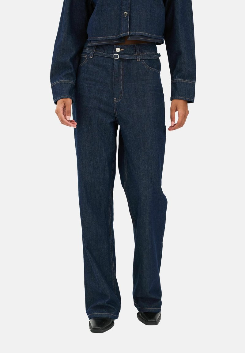 Sötétkék farmernadrág laza szabással, magas derékkal, látható varrásokkal és öt zsebes dizájnnal. Simogatós textúra.