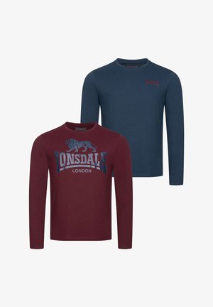 Divi gariem piedurknēm T-krekli: viens bordo ar lauvu logotipu un tekstu "LONSDALE LONDON", otrs tumši zils, abi no mīkstas kokvilnas auduma.