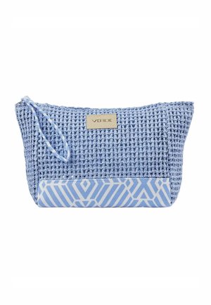 Pochette tissée bleu clair avec bordure en tissu à motif géométrique, bracelet et étiquette de marque beige "VERDE" au centre avant.