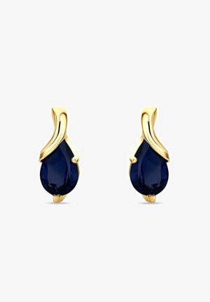 Goldohrringe mit tropfenförmigen, tiefblauen Edelsteinen, gehalten von geschwungenen goldenen Krappen, vor weißem Hintergrund.