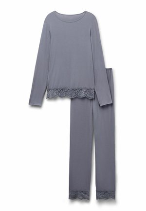 Graues Langarm-Pyjama-Set mit Spitzenbesatz am Saum des Oberteils und der Hosenbeine, flach auf einem weißen Hintergrund ausgelegt.
