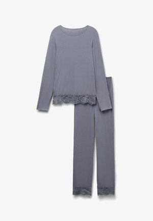 Ensemble de pyjama gris à manches longues avec bordure en dentelle sur l'ourlet du haut et des jambes du pantalon, posé à plat sur un fond blanc.