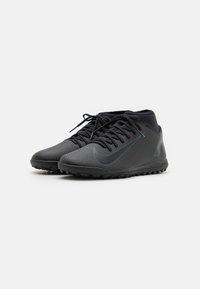 Sorte sportsko med en struktureret syntetisk overdel, der har tynde vandrette striber og et blåt accent-swoosh. Gummisål med trækstifter.