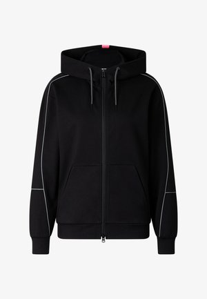 Schwarzer Hoodie mit durchgehendem Reißverschluss, Vordertaschen, Kordelzugkapuze und dünner weißer Paspelierung entlang der Ärmel- und Schulternähte.