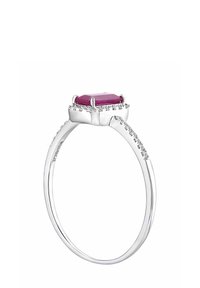 Strieborný zásnubný prsteň s osemhranným ružovým drahokamom, obklopený menšími čírymi kameňmi pozdĺž obrúčky, s hladkým lešteným povrchom.