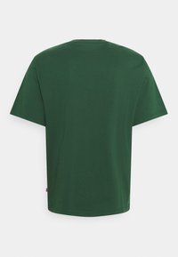 Levi's® RELAXED FIT GRAPHIC TEE - Camiseta básica - pineneedle