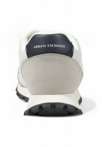 Sneaker bianco con inserti in suede e mesh. La parte posteriore nera presenta il logo "Armani Exchange". Suola in gomma testurizzata con trazione multidirezionale.