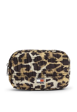Pochette rectangulaire matelassée avec imprimé abstrait beige, noir et marron et écusson logo Tommy Jeans sur le devant, fermeture éclair sur le dessus.