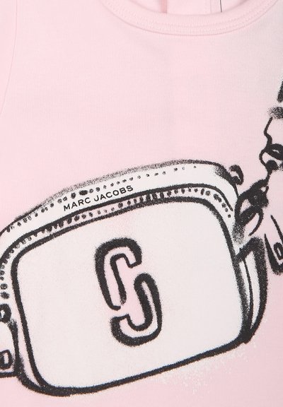 Camicia di cotone rosa con una stampa grafica nera di una borsa e il marchio "MARC JACOBS" insieme a un distintivo design del logo "S".