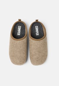 Pantofole in feltro marrone con forma arrotondata, dotate di una rifinitura in suede e una soletta grigia con il marchio "CAMPER". Nessun accento o motivo visibile.