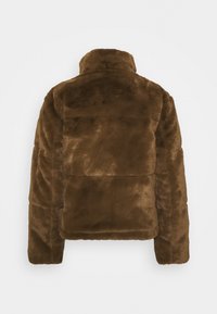 Brun fuskpälsjacka med hög krage, vadderad design och en mjuk, texturerad yta. Har en boxig form med synliga sömmar.