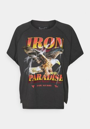 Zwart T-shirt met een grote adelaar afbeelding, bliksemeffecten en de tekst "IRON PARADISE" en "MADE, NOT BORN" in vetgedrukte letters.