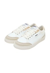 Witte leren sneakers met beige suede accenten, ronde neus, platte rubberen zool en vetersluiting met metalen oogjes en logo.