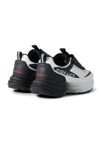 Paire de baskets FIRE+ICE noires et blanches avec semelles épaisses texturées et languettes sur fond blanc.