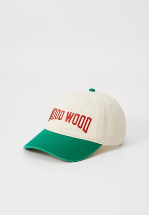 Casquette de baseball en coton avec une couronne crème et une visière verte. Présente un texte brodé rouge "WOOD WOOD" à l'avant. Tissu texturé.