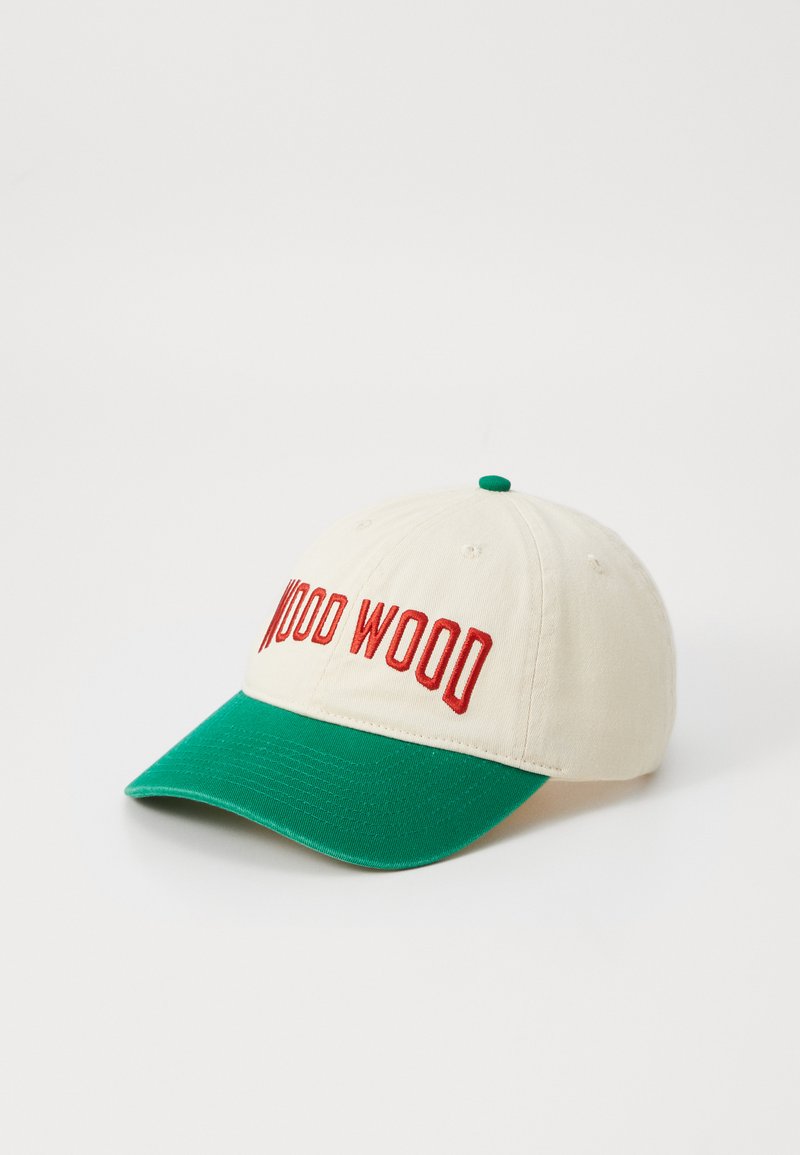 Boné de beisebol em algodão com uma coroa cremosa e um visorial verde. Apresenta texto bordado em vermelho "WOOD WOOD" na parte da frente. Tecido texturizado.