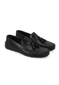 Schwarze Loafers aus strukturiertem Synthetikmaterial mit einem Krokodil-Muster, ausgestattet mit einer dekorativen Schleife und einer Gummisohle für guten Halt.