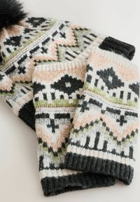 Gehaakte muts en handschoenen set met geometrische patronen in zwart, wit, roze en groen. Zachte, textiele stof met een nepbont pompon.