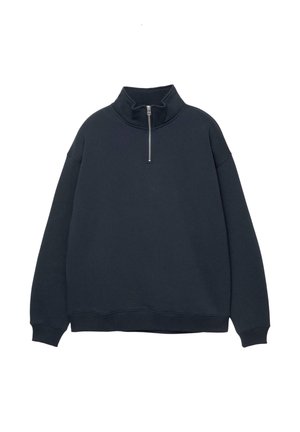 Donkerblauwe sweatshirt met een hoge kraag en kwart-rits. Gemaakt van zacht materiaal, met verzakte schouders en geribde manchetten.