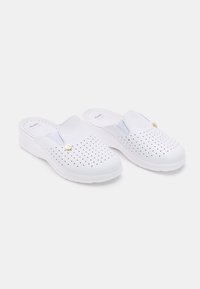 Vita slip-on träskor med perforerad design, ljusblå detaljer och en liten gulddetalj. Mjuk material med en vadderad sula för komfort.