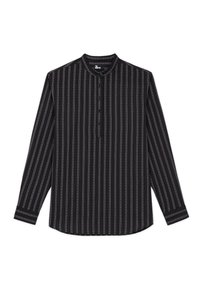 Camicia nera a maniche lunghe con righe bianche verticali, colletto a bandana e patta con bottoni. Realizzata in tessuto leggero con una texture liscia.
