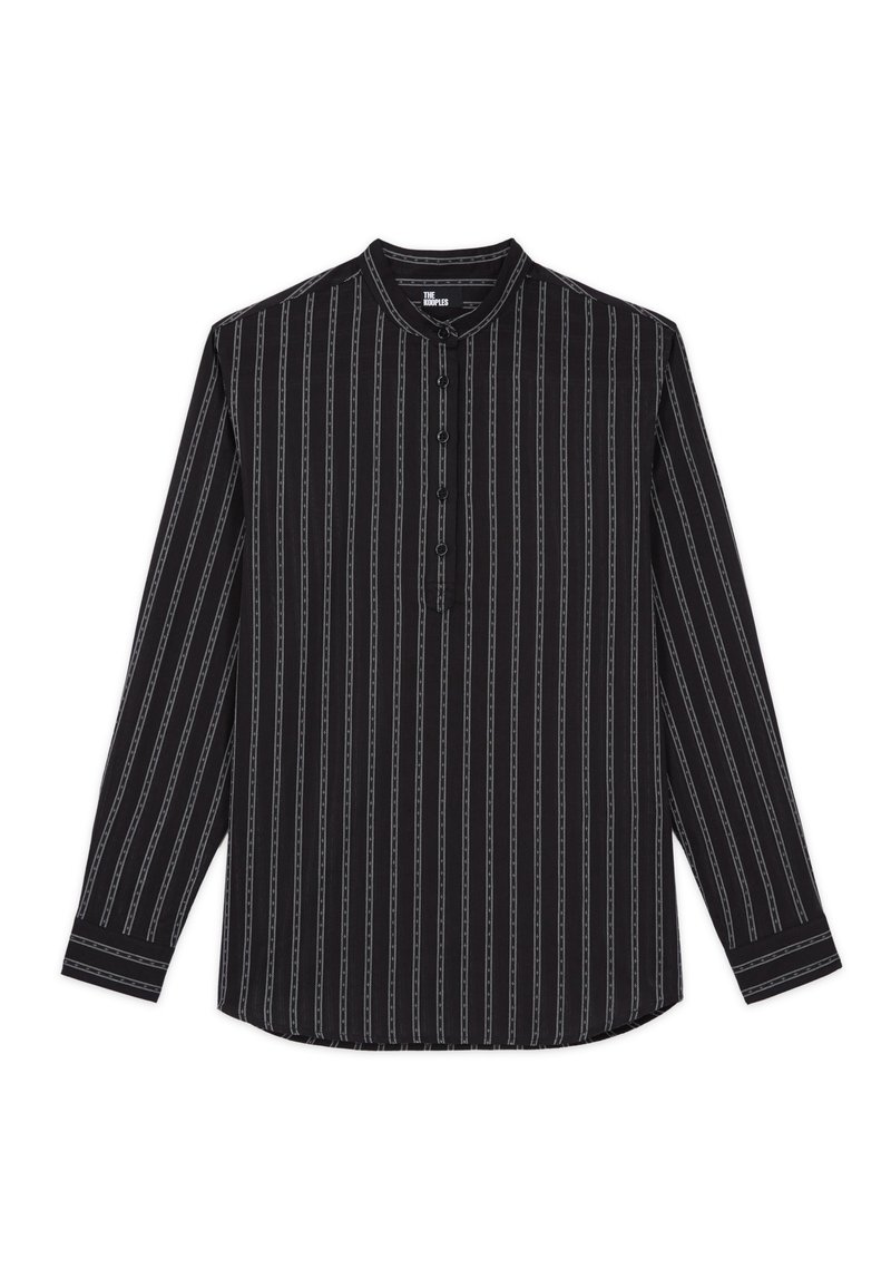 Camicia nera a maniche lunghe con righe bianche verticali, colletto a bandana e patta con bottoni. Realizzata in tessuto leggero con una texture liscia.