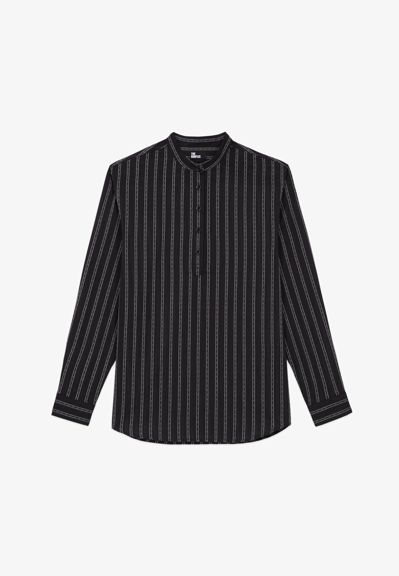 Camicia nera a maniche lunghe con righe bianche verticali, colletto a bandana e patta con bottoni. Realizzata in tessuto leggero con una texture liscia.