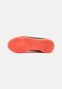Musta spordijalatsite tald tekstuuriga haardega, eristuva ereoranži kummitald ning ainulaadne logo. Kõver, ergonoomiline disain.