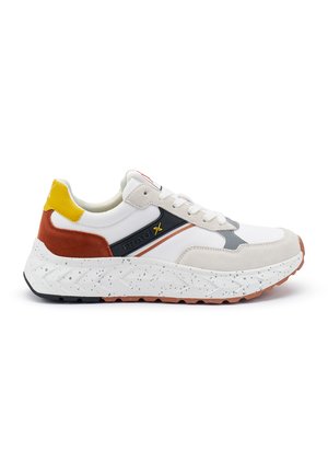 Baskets sportives blanches avec des accents gris, orange et jaunes, dotées d'une tige texturée, d'une semelle épaisse avec des détails mouchetés et d'un laçage.