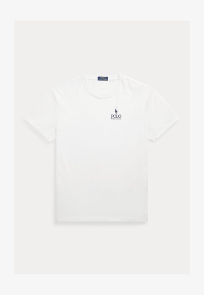 Weißes T-Shirt mit kurzen Ärmeln und Rundhalsausschnitt, mit kleinem dunkelblauem Polo Ralph Lauren Logo auf der linken Brust.