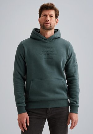 Donkergroene hoodie van zacht materiaal, met een kangoeroezak, ribgebreide mouwen en verhoogde tekst met de opschrift "AVIATOR ADVENTURE" op de voorkant.