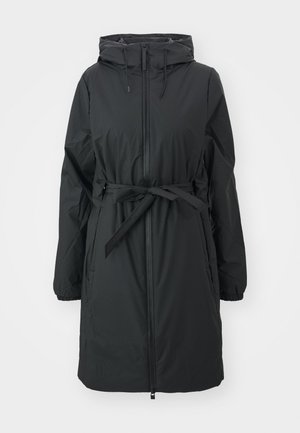 Crna, duga puffer jakna s kapuljačom na vezanje, prednjim zatvaračem i pojasom u struku. Ima elastične manžetne i glatku teksturu.