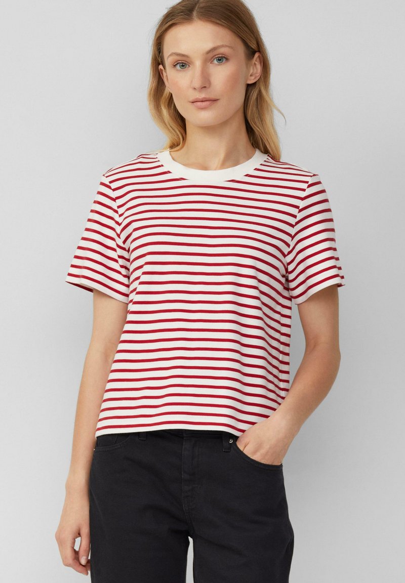 T-shirt rayé rouge et blanc avec un col rond et des manches courtes, fabriqué en tissu doux, possédant une coupe décontractée et sans motifs ni accents visibles.