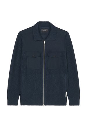 Cardigan navy cu fermoar, cu guler striat și corp din tricot texturat. Are două buzunare frontale cu clapetă și o etichetă logo pe lateral.