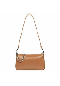 Borsa a tracolla in pelle color cuoio con forma lunga e slanciata. Presenta un accento in catena staccabile su un lato e una singola tracolla. Texture liscia.