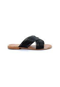Sandale à semelle en cuir noir avec des sangles croisées, finition texturée et semelle en caoutchouc tan. Design minimaliste et style ouvert à l'avant.