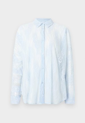 Világoskék hosszú ujjú női csipkeblúz gallérral és gombos elülső résszel, virágmintás csipkével és félig áttetsző anyagból.