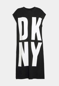 Robe t-shirt noire à manches courtes, ornée d'une grande inscription blanche « DKNY » sur le devant. Confectionnée en tissu de coton doux.